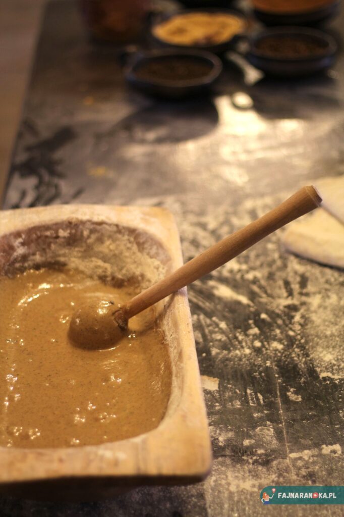 Mieszanie ciasta piernikowego w Żywym Muzeum Piernika w Toruniu.