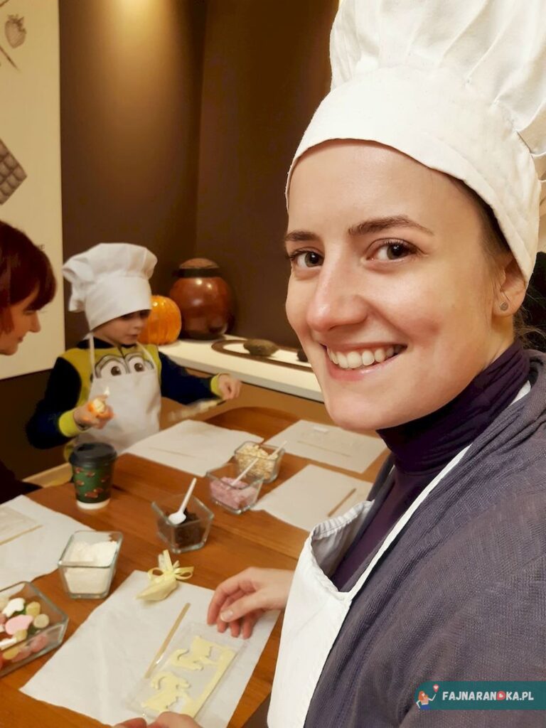 Muzeum Czekolady w Poznaniu: Szałowe czapki to niezbędny element warsztatów czekoladowych.