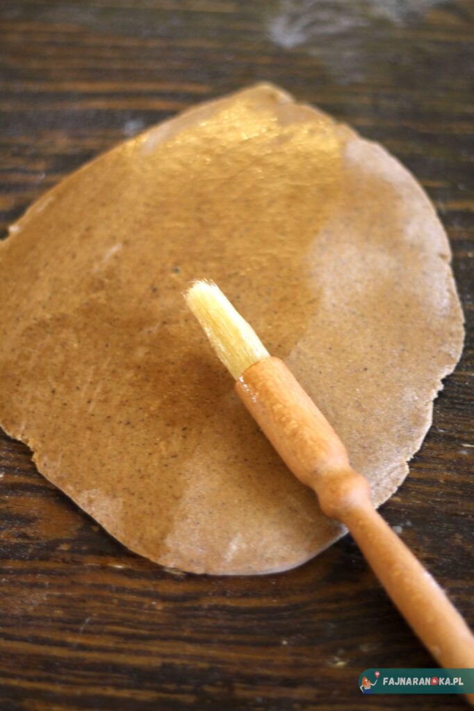 Olej zapobiega przyklejaniu się ciasta do formy piernikowej w Żywym Muzeum Piernika w Toruniu.