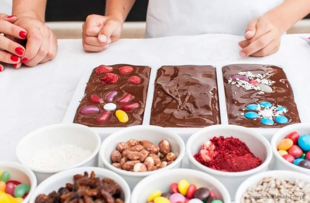 Muzeum Czekolady w Poznaniu: Ozdabianie czekolady na warsztatach.