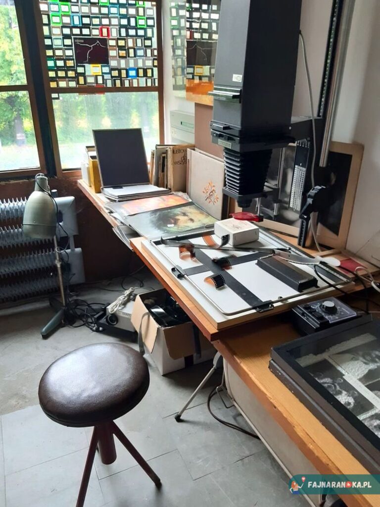 Stanowisko w Laboratorium fotograficznym z czasów PRL w Muzeum Sentymentów w Kowarach.
