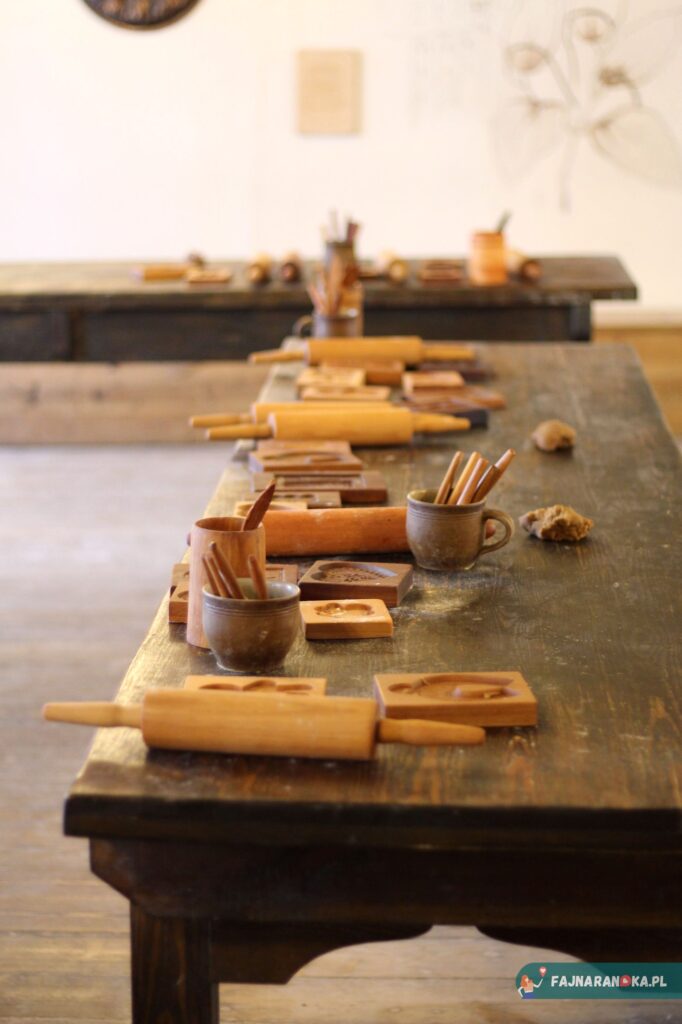 Stoły przygotowane do warsztatów pieczenia pierników w Żywym Muzeum Piernika w Toruniu.