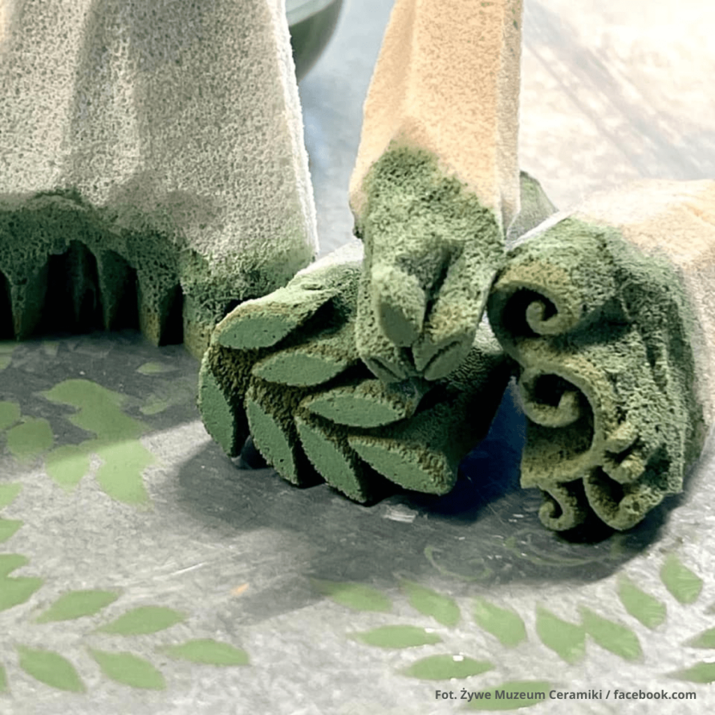 Najmodniejsze stemple z motywem roślinnym w Żywym Muzeum Ceramiki w Bolesławcu.