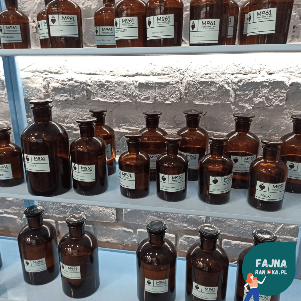 W czasie mieszania moich własnych perfum w Mo61 Perfume Lab.