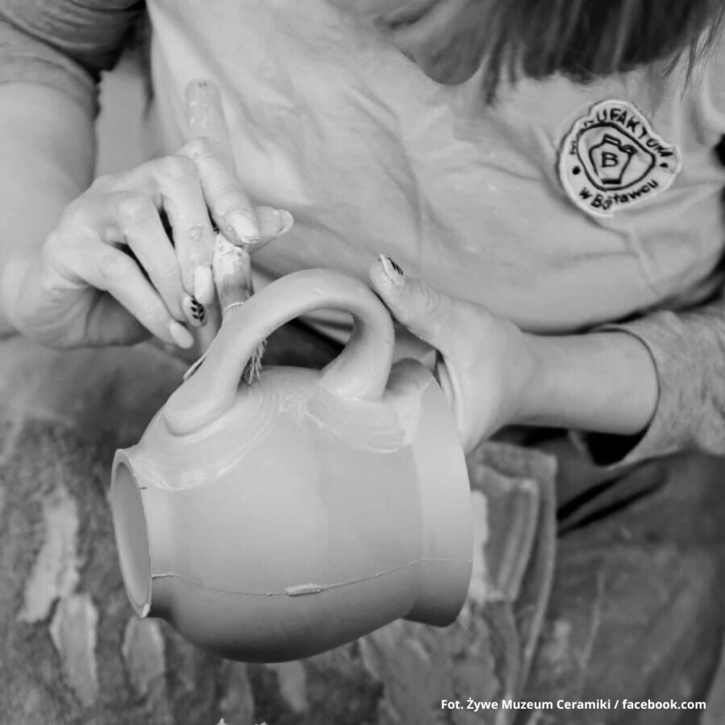 Profesjonalne przygotowanie ceramiki do wypalania i zdobienia w Żywym Muzeum Ceramiki w Bolesławcu.