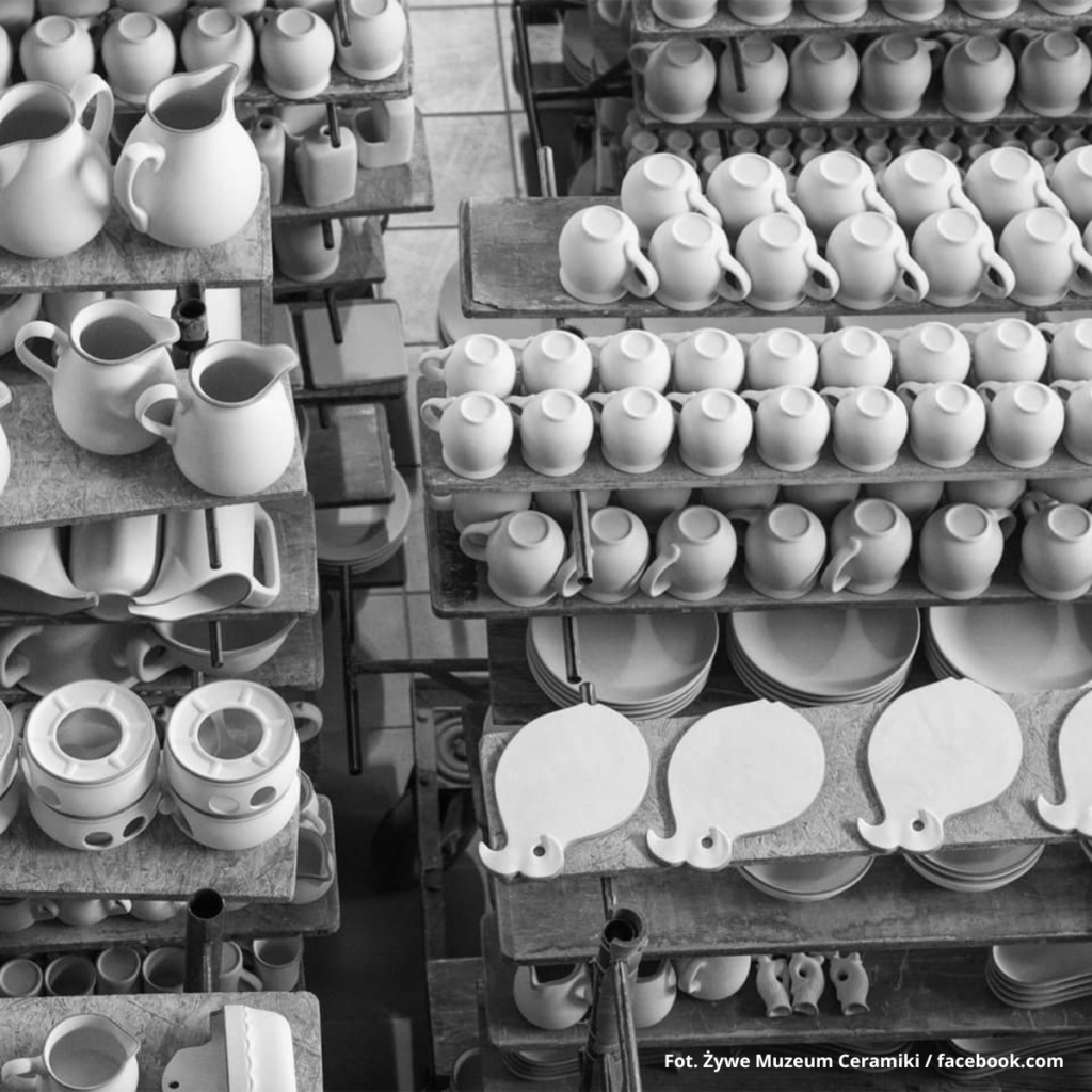 Regał z ceramiką w Żywym Muzeum Ceramiki w Bolesławcu.