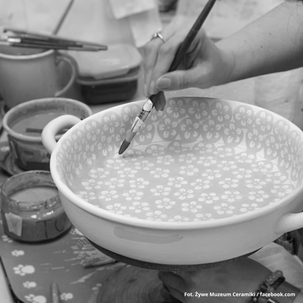 Profesjonalne zdobienie ceramiki w Żywym Muzeum Ceramiki w Bolesławcu. Randka Wrocław.