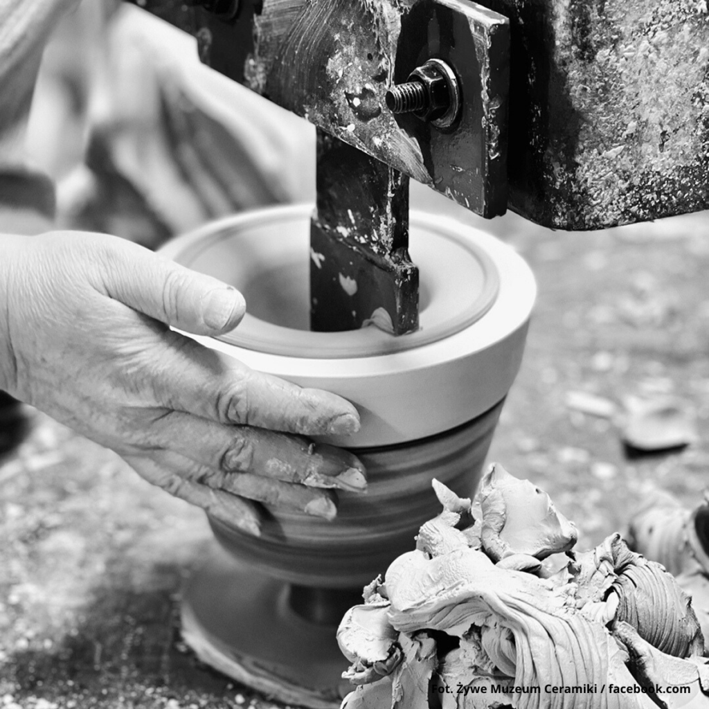 Kształtowanie ceramiki w Żywym Muzeum Ceramiki w Bolesławcu.