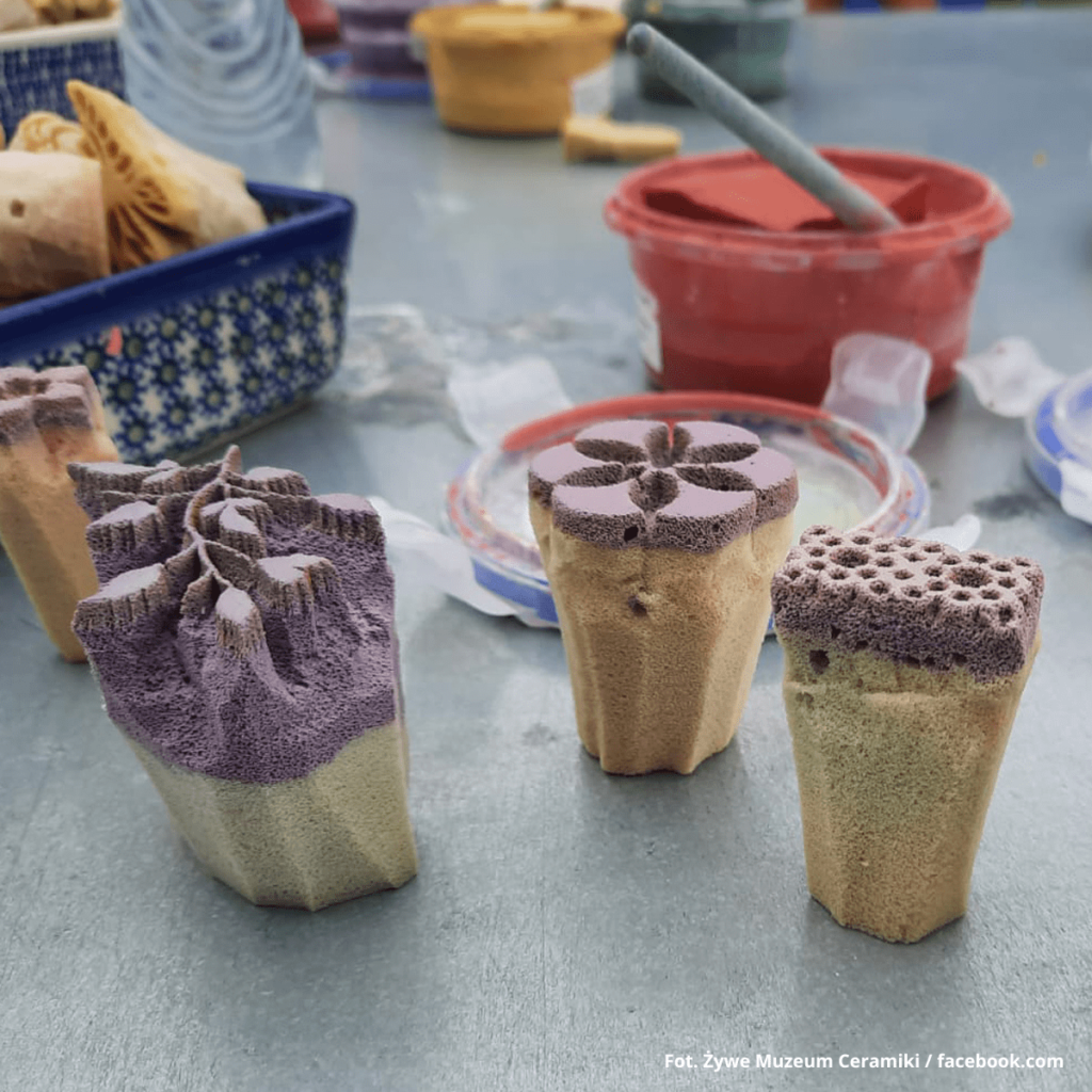 Stemple używane do dekorowania ceramiki w czasie warsztatów w Żywym Muzeum Ceramiki w Bolesławcu.