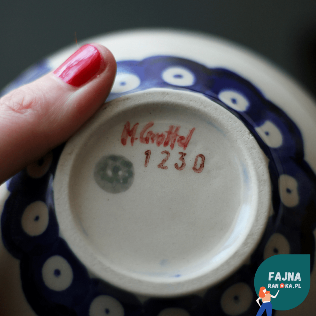 Podpis ceramiki, którą ozdobiłam w Żywym Muzeum Ceramiki w Bolesławcu. Randka we Wrocławiu.