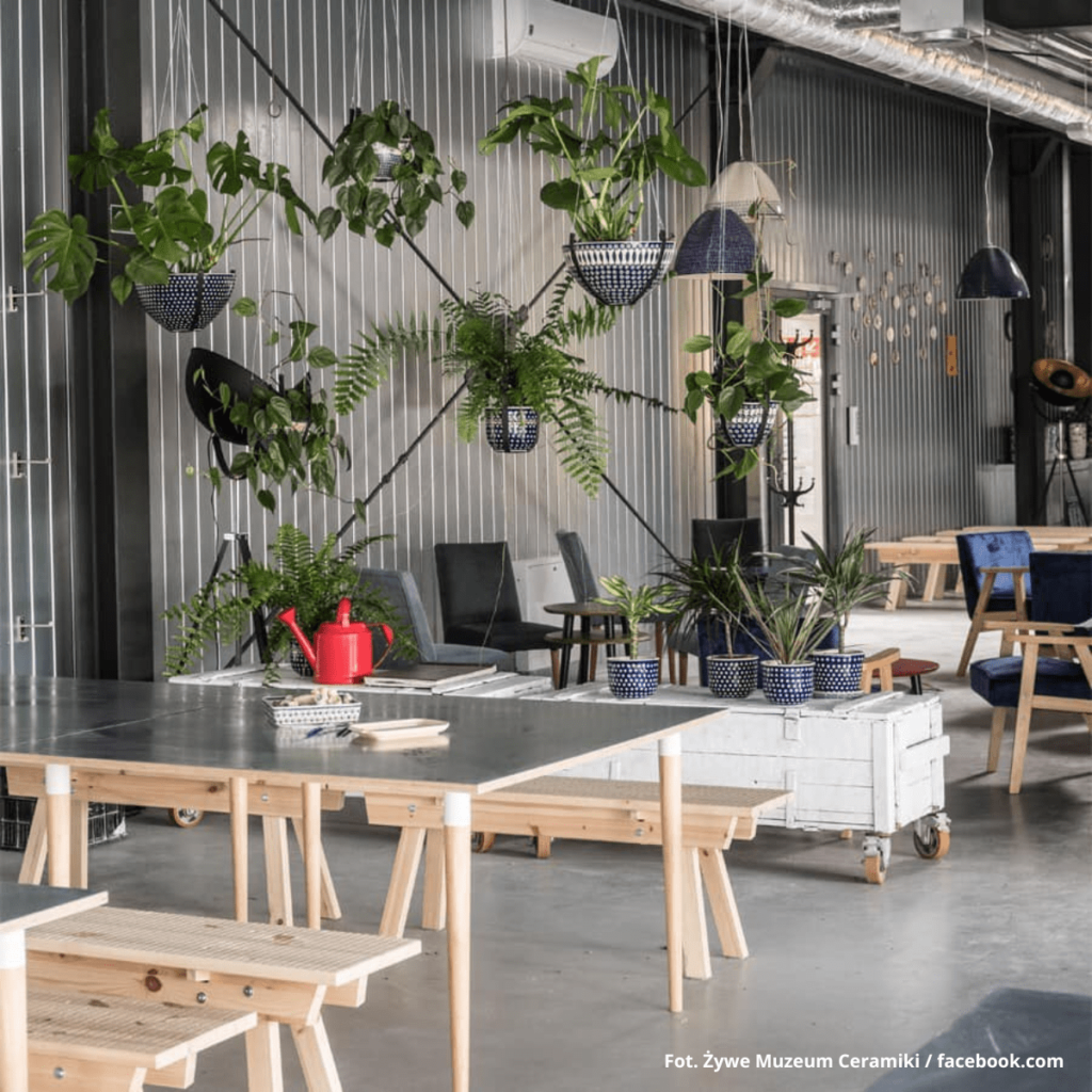 Klimatycznie urządzona przestrzeń warsztatowa w Żywym Muzeum Ceramiki w Bolesławcu.
