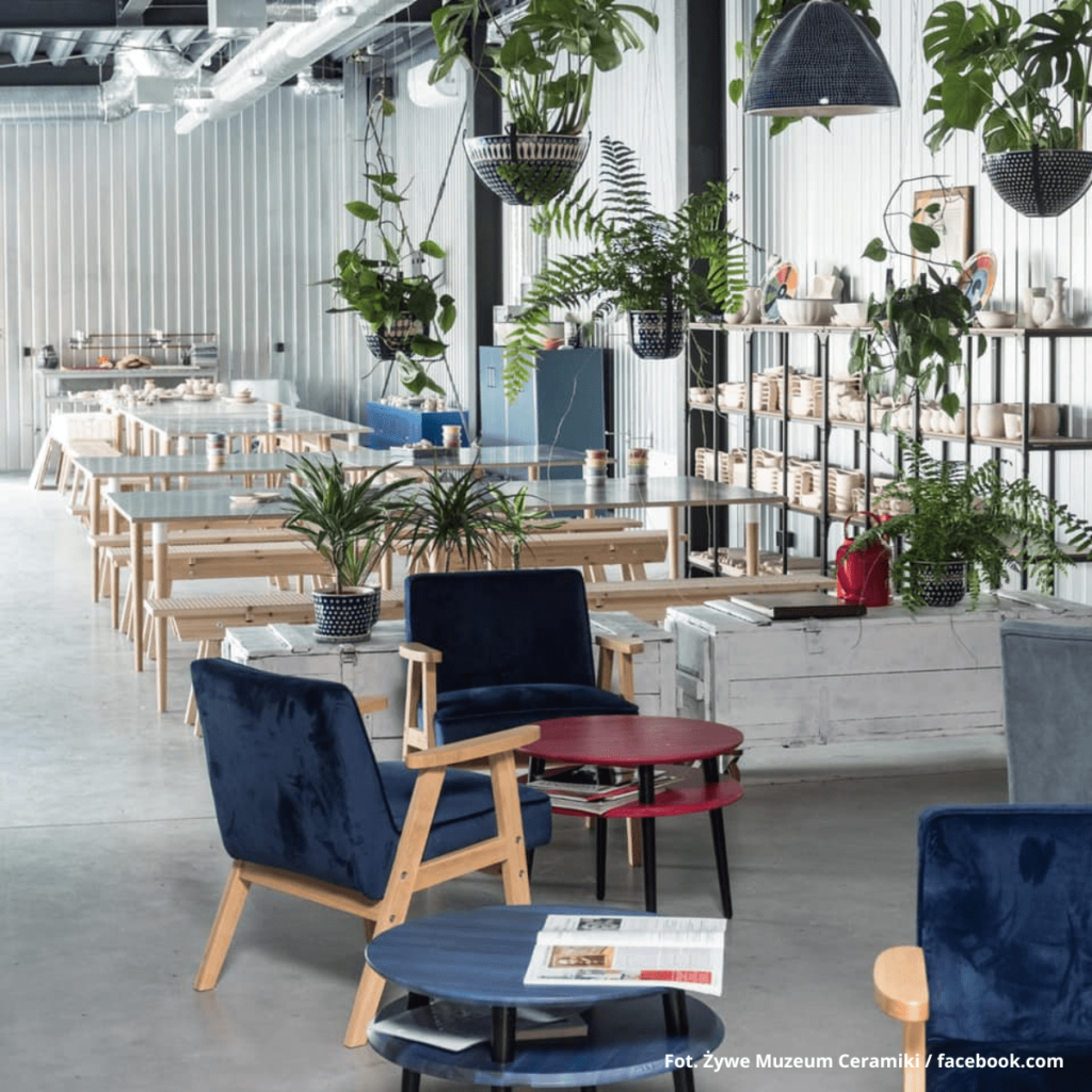Klimatycznie urządzona przestrzeń warsztatowa w Żywym Muzeum Ceramiki w Bolesławcu.