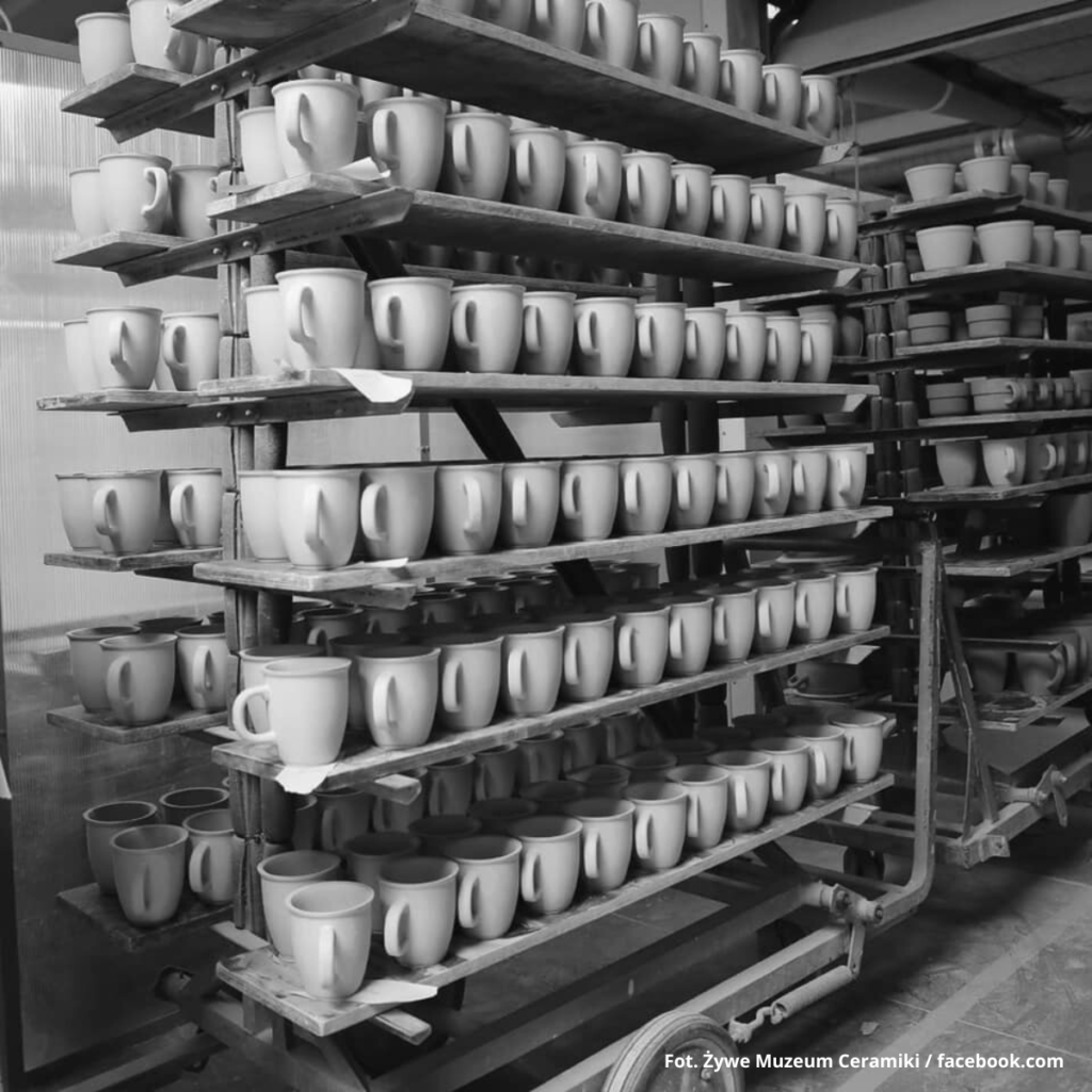 Zwiedzanie manufaktury w Żywym Muzeum Ceramiki w Bolesławcu.