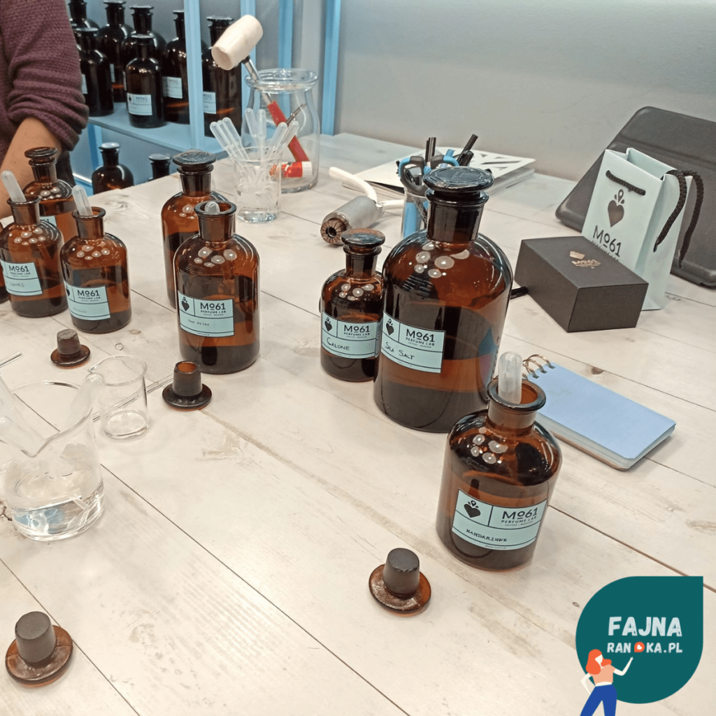 Wnikliwa analiza esencji zapachowych w Mo61 Perfume Lab.