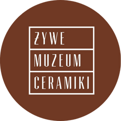 Logo Żywego Muzeum Ceramiki-przejdź do strony i poznaj godziny otwarcia oraz cennik.