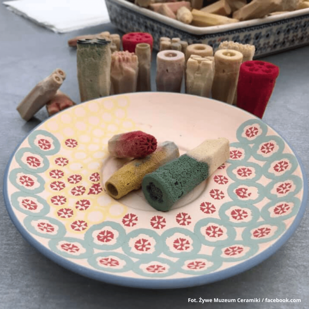 W czasie warsztatów w Żywym Muzeum Ceramiki udekorujecie ceramikę swoimi autorskimi pomysłami.