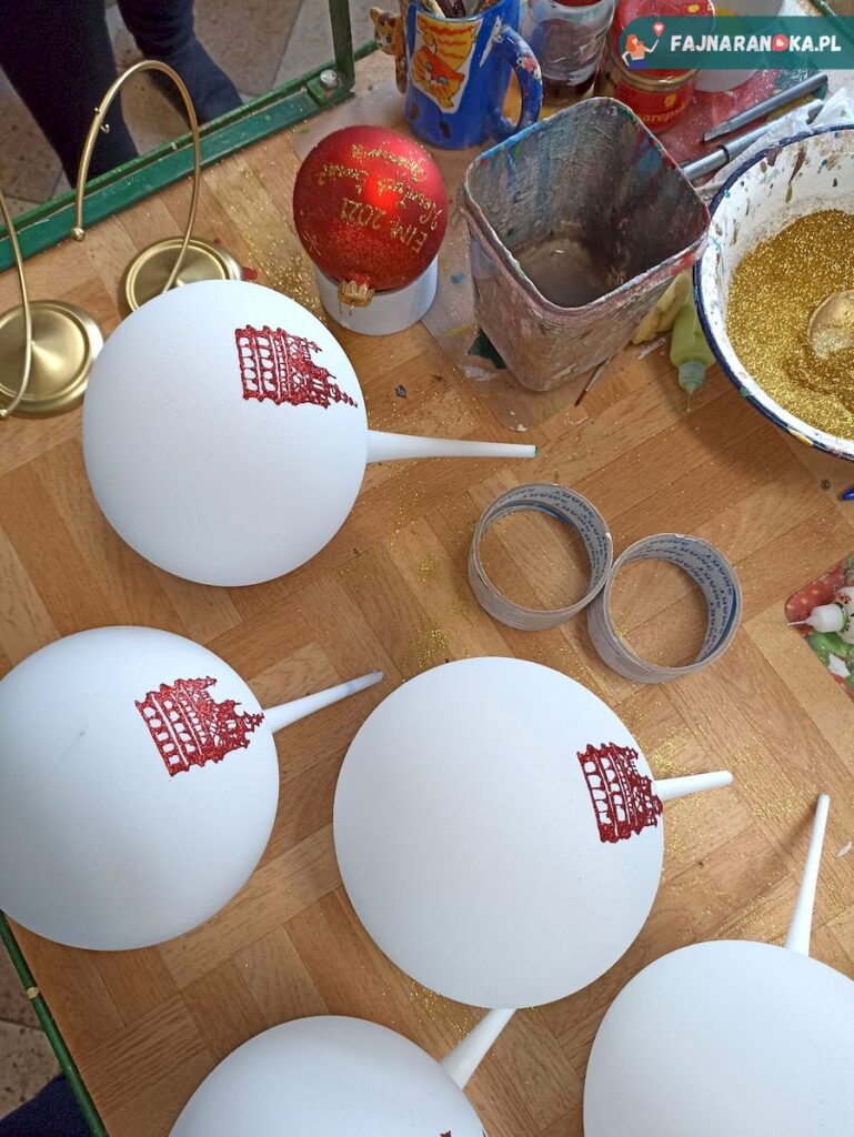 Matowe białe bombki z podobizną poznańskiego ratusza w KADPOL fabryce bombek w Gnieźnie.