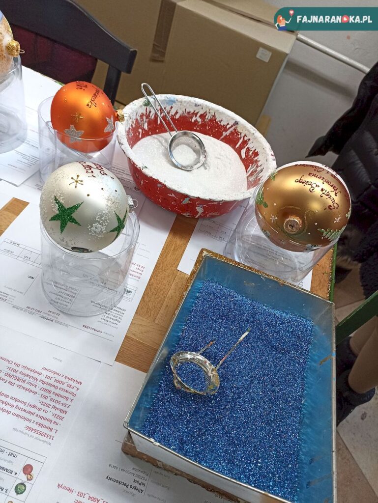 Proces ręcznego zdobienia bombek w KADPOL fabryce bombek w Gnieźnie.