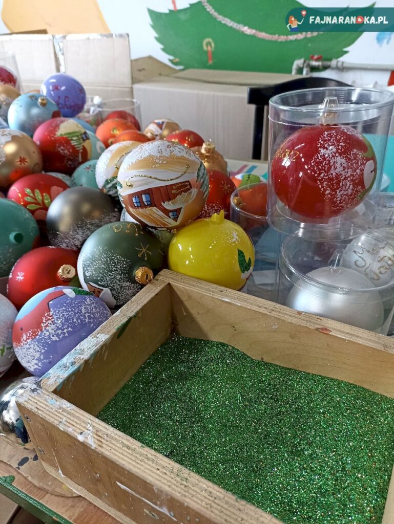 Wszechobecny brokat i ręcznie ozdobione bombki w KADPOL fabryce bombek w Gnieźnie.
