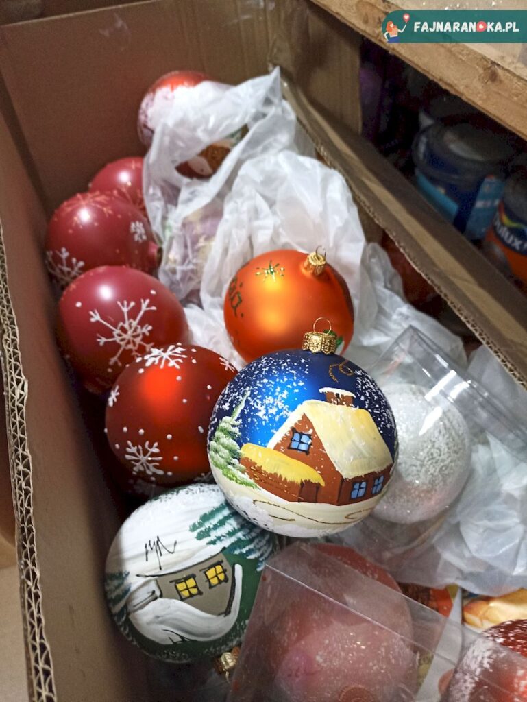 Ręcznie ozdobione matowe bombki w KADPOL fabryce bombek w Gnieźnie.