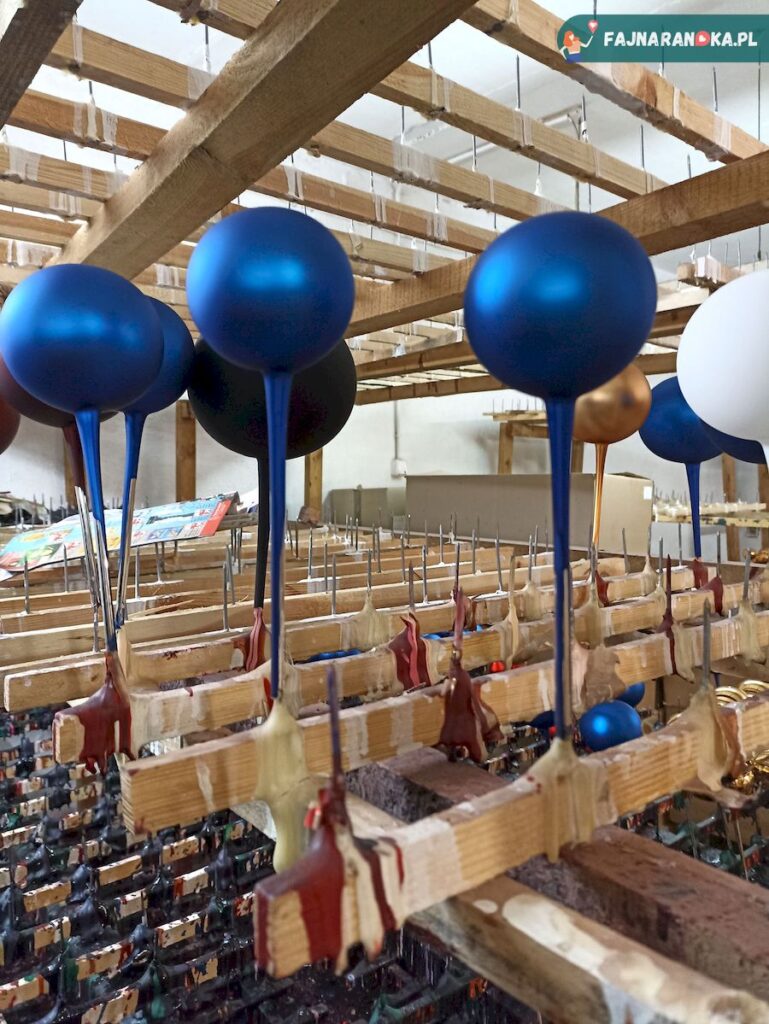 Matowe niebieskie bombki schną w KADPOL fabryce bombek w Gnieźnie.