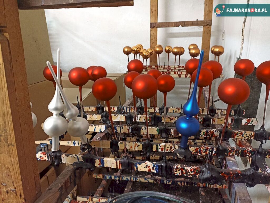 Schnące bombki i czubki w KADPOL fabryce bombek w Gnieźnie.