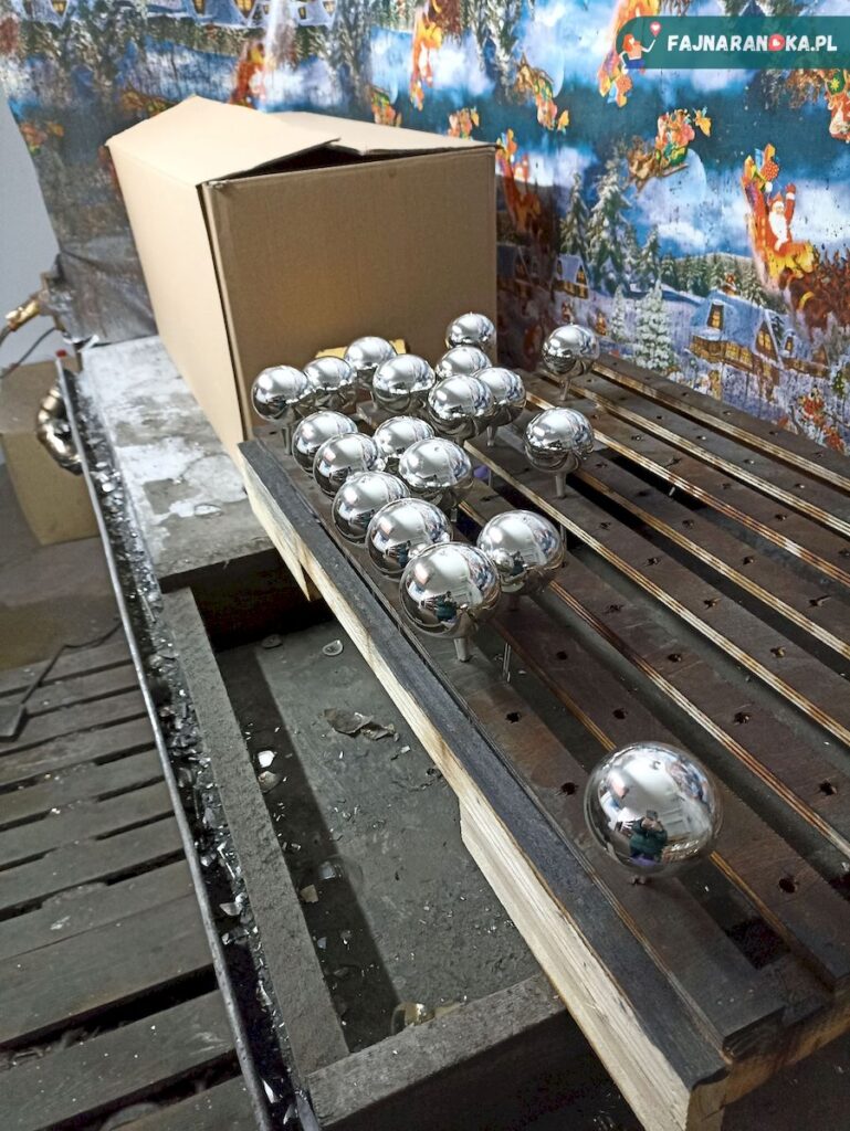 Bombki schną w srebrzalni w KADPOL fabryce bombek w Gnieźnie.