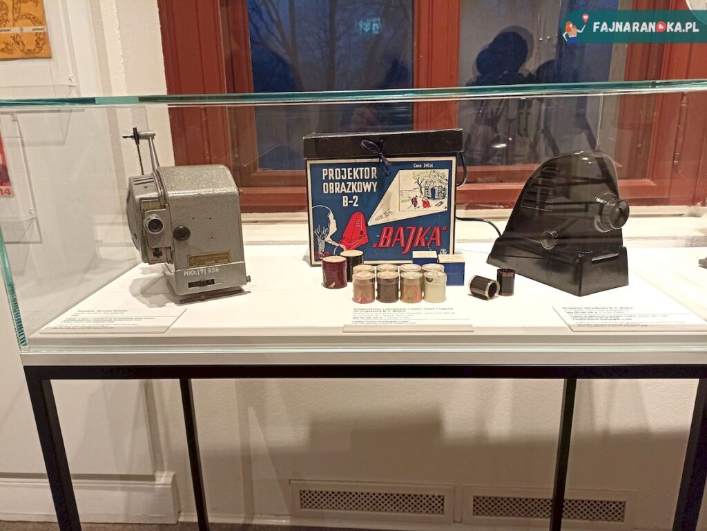 Kultowy polski rzutnik B-2 "Bajka" z okresu PRL- Muzeum Kinematografii Łódź.