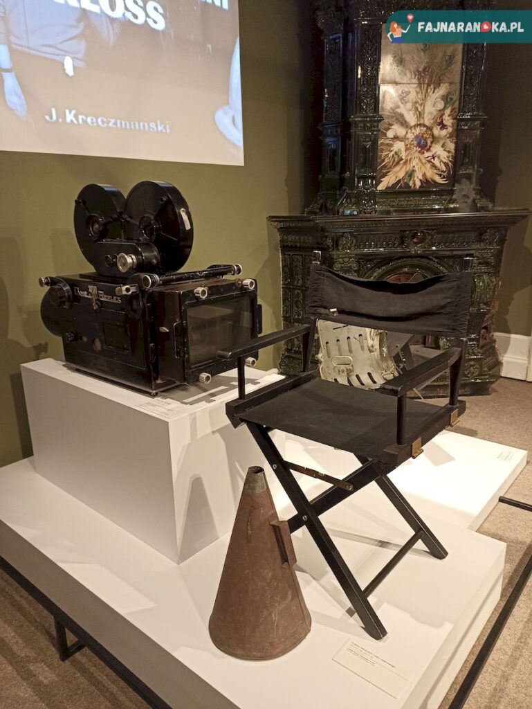 Zabytkowa kamera filmowa, megafon oraz fotel reżyserski- Muzeum Kinematografii Łódź.
