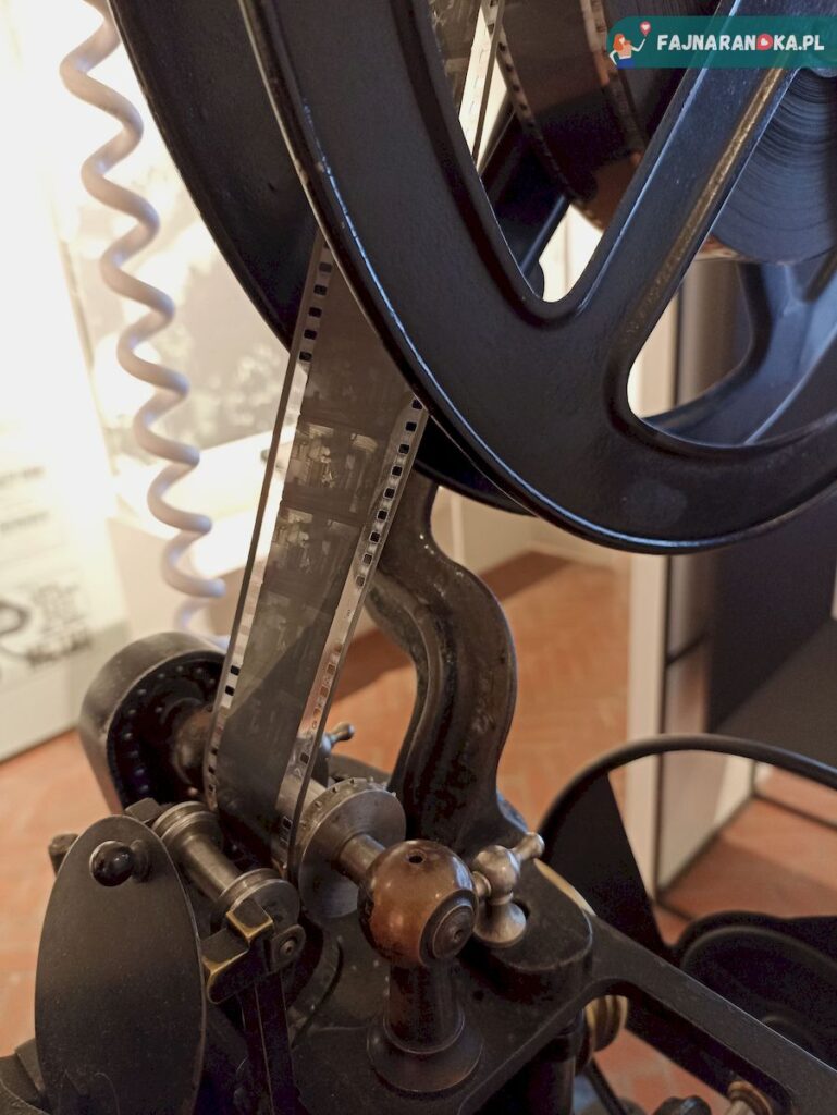 Zabytkowy projektor filmowy Ernemann Kinox II na taśmę 35 mm z lat 20. lub 30. XX wieku Muzeum Kinematografii Łódź.