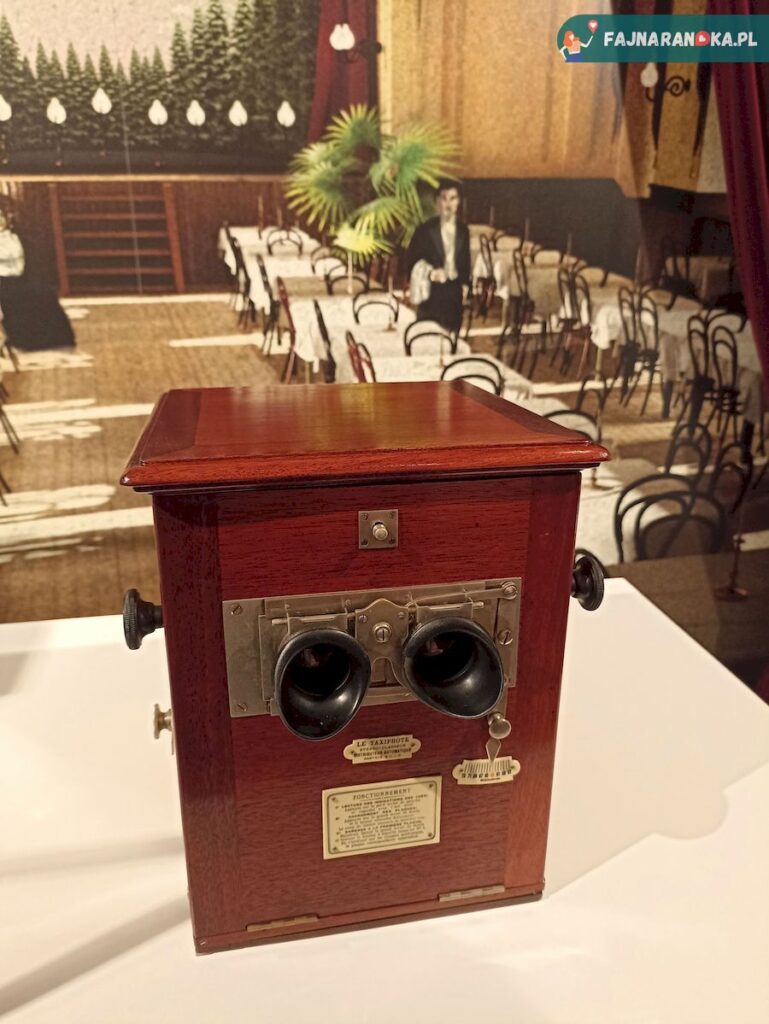 Le Taxiphote, luksusowy francuski stereoskop szafkowy z przełomu XIX i XX wieku, służący do oglądania trójwymiarowych zdjęć na szklanych slajdach - Muzeum Kinematografii Łódź.