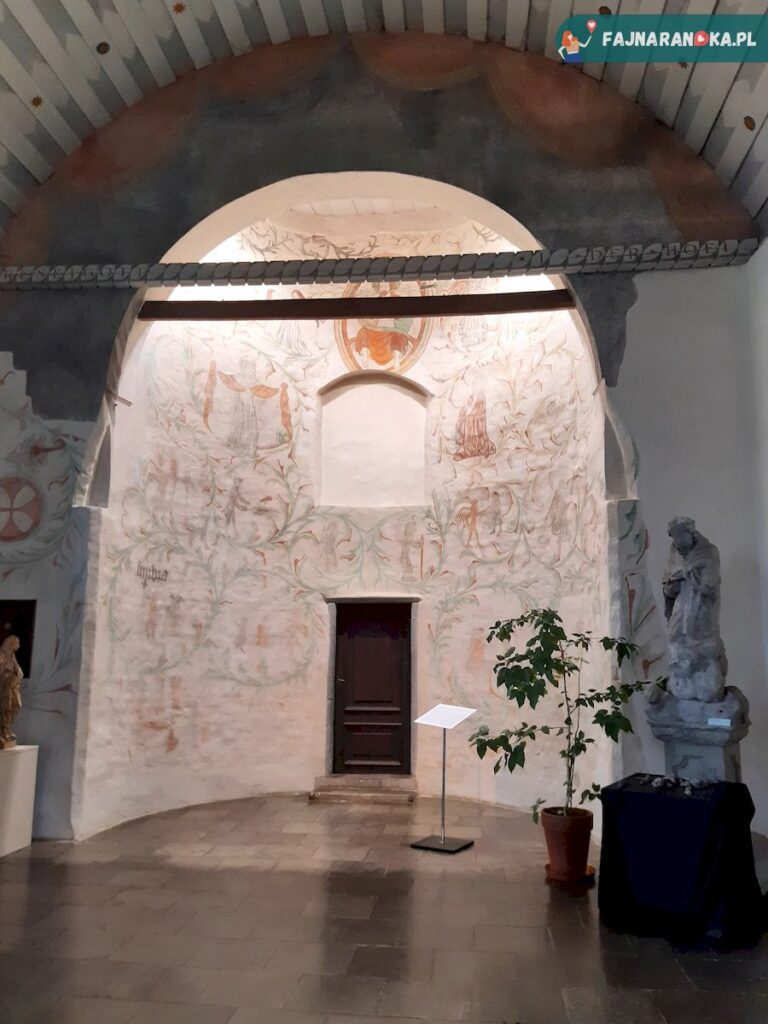 Malowidła ścienne w kaplicy św. Anny przy Muzeum Historii Medycyny w Szpitalu św. Ducha we Fromboirku