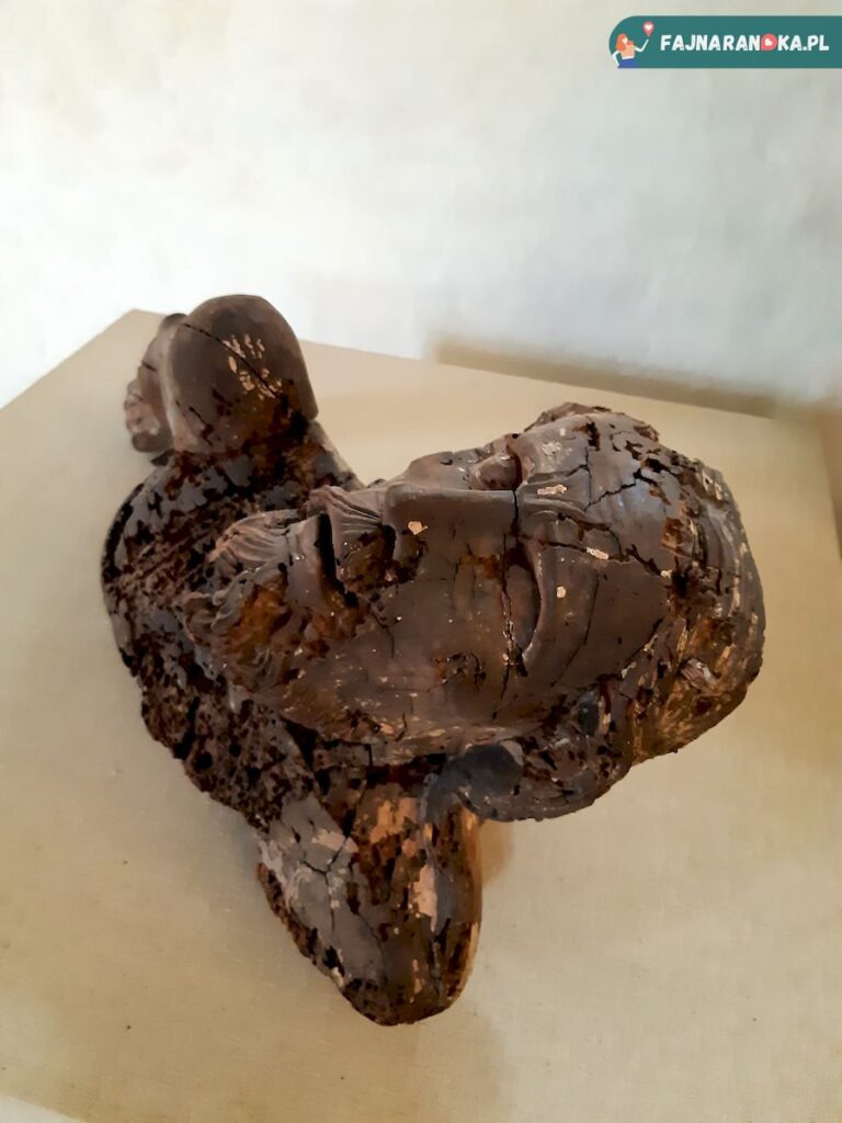 Fragment rzeźba sakralnej w kaplicy św. Anny przy Muzeum Historii Medycyny we Fromborku