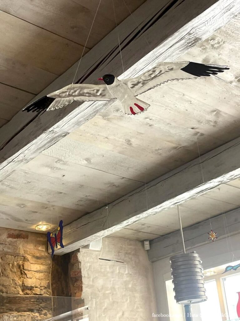 Mewa ze szkła kolorowego z huty szkła w Pucku.