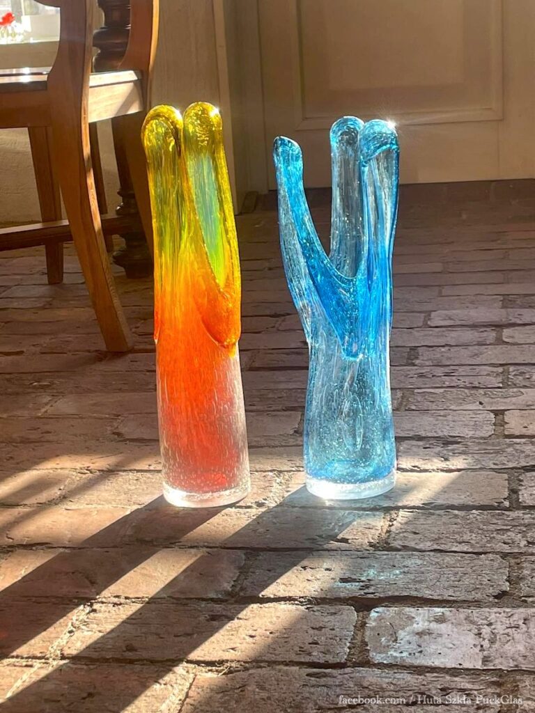 Niezwykłe wazony ze szkła kolorowego z huty szkła w Pucku.