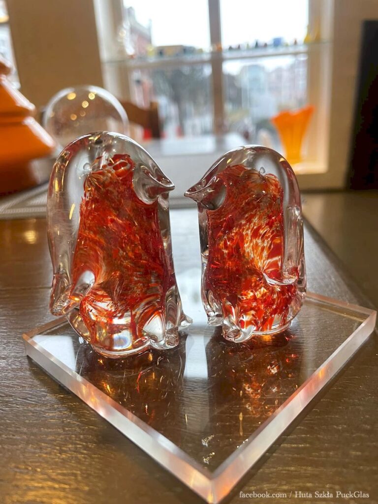 Pingwinki z huty szkła w Pucku.