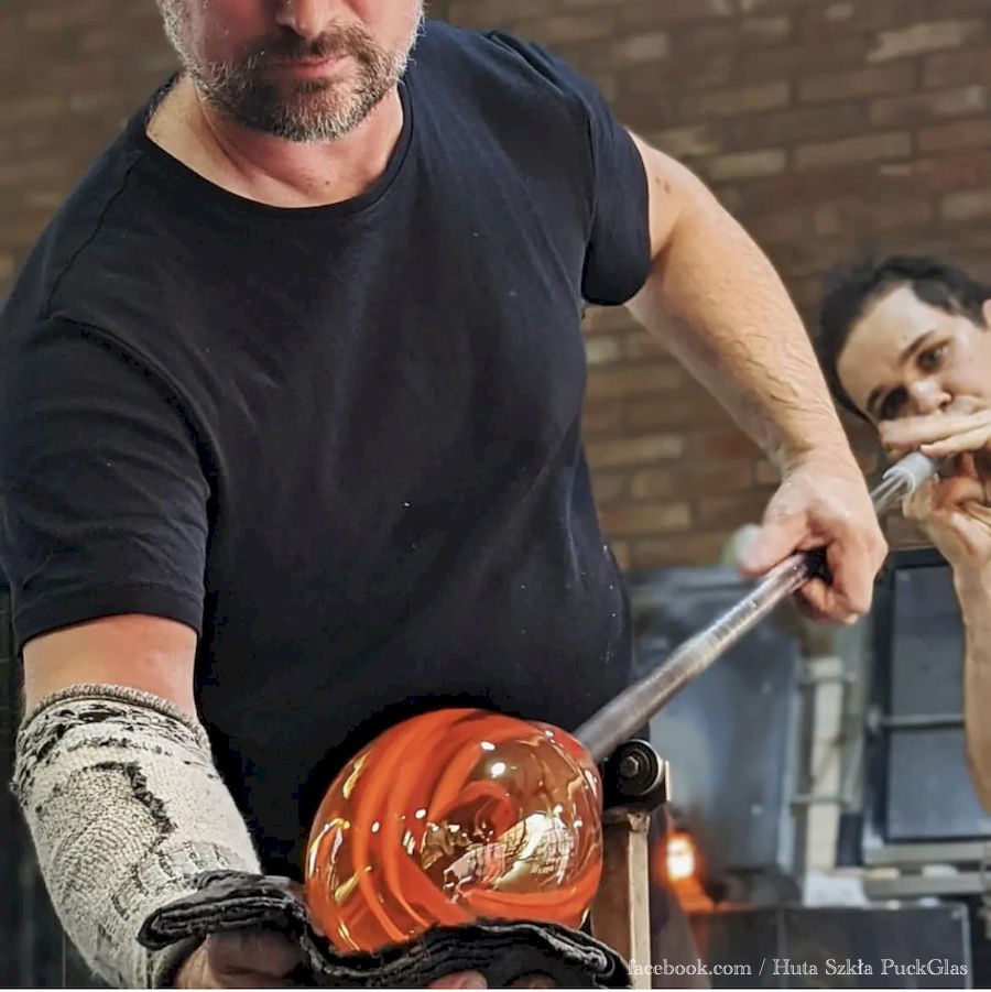 Kształtowanie i odcinanie rozgrzanej masy szklanej w hucie szkła PuckGlas.