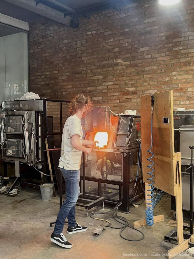 Podgrzewanie szkła w piecu przed wydmuchiwaniem w hucie PuckGlas w Pucku.