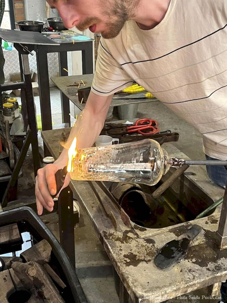 Kształtowanie i odcinanie rozgrzanej masy szklanej w hucie szkła PuckGlas.