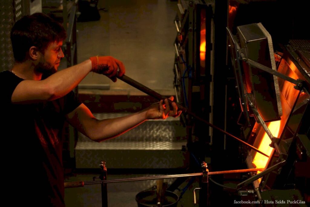 Podgrzewanie szkła w piecu przed wydmuchiwaniem w hucie PuckGlas w Pucku.