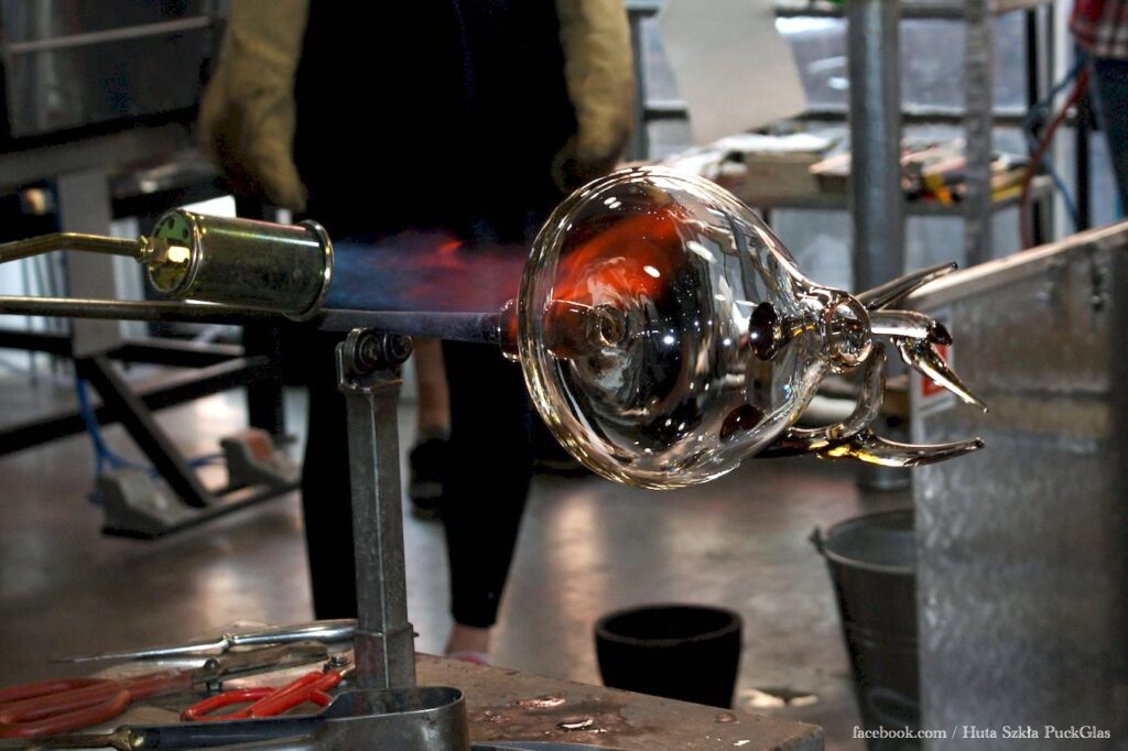 Wydmuchiwanie i formowanie szkła w hucie PuckGlas w Pucku.