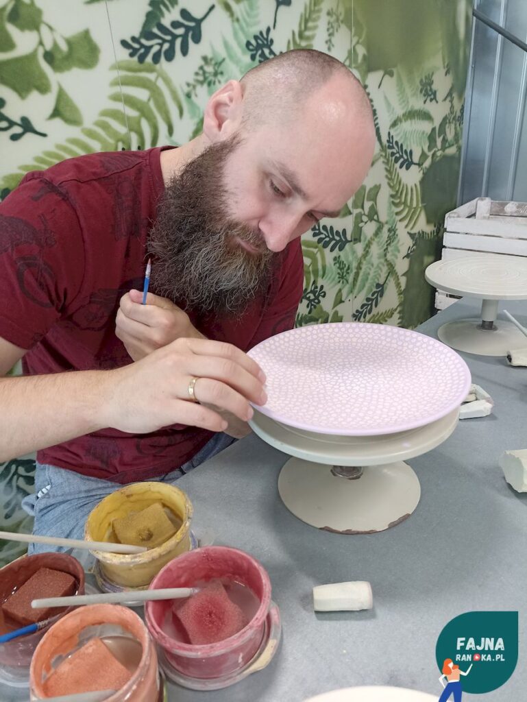 W czasie naszej randki w Żywym Muzeum Ceramiki w Bolesławcu - stemplowanie ceramiki podczas warsztatów ceramicznych.