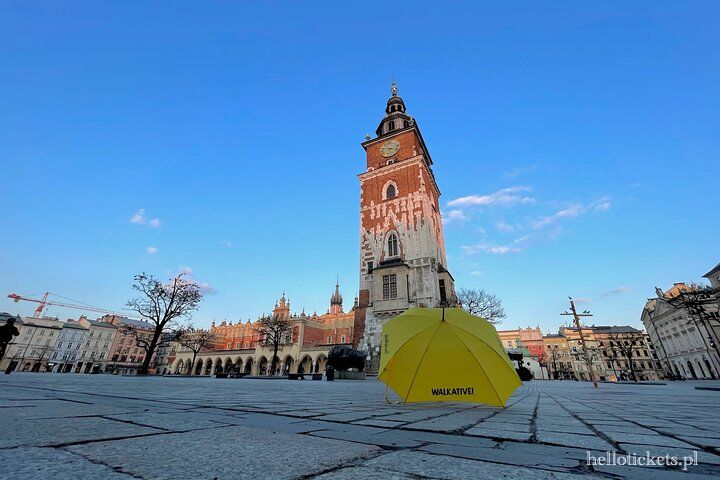 Rynek Główny w Krakowie z widoczną Wieżą Ratuszową oraz Sukiennicami w tle. Spacer randka z przewodnikiem Walkative!