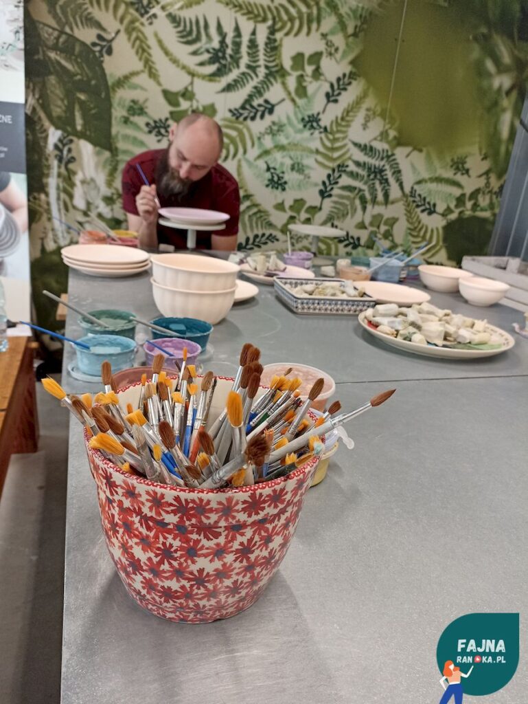 W czasie naszej randki w Żywym Muzeum Ceramiki w Bolesławcu - stół warsztatowy i ozdabianie ceramiki.