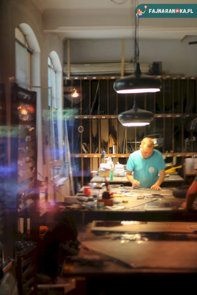 Wnętrze krakowskiej Pracowni Witrażu.