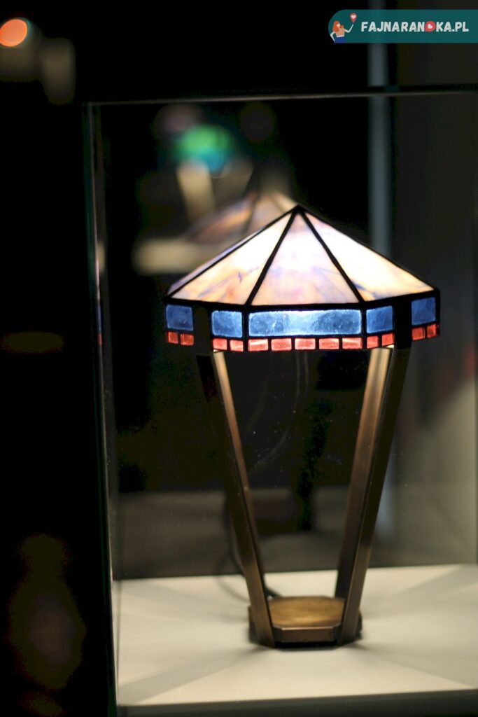 W sklepiku możesz kupić lampę witrażową w stylu Tiffany'ego, charakteryzującą się konstrukcją z kolorowego szkła - krakowska Pracownia Witrażu.