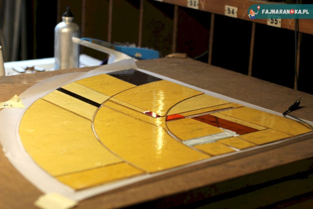 Fragment witrażu w trakcie tworzenia w Muzeum i Pracowni Witrażu w Krakowie