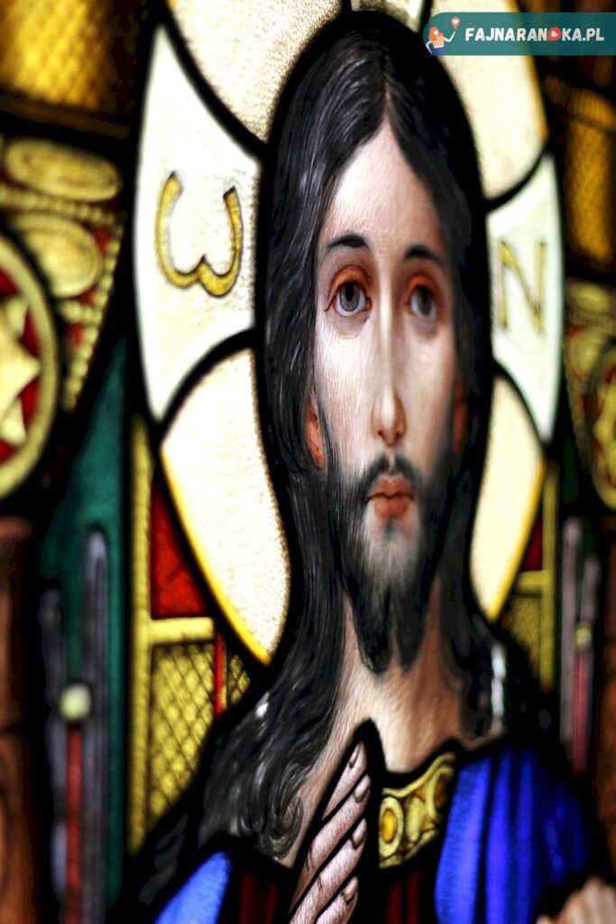 Twarze na witrażach maluje się ręcznie - Muzeum Witrażu w Krakowie.