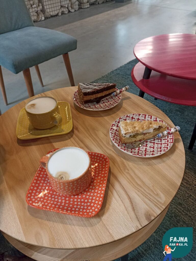 W czasie naszej randki w Żywym Muzeum Ceramiki w Bolesławcu - chwila przerwy na kawę i ciasto w tutejszej kawiarni.