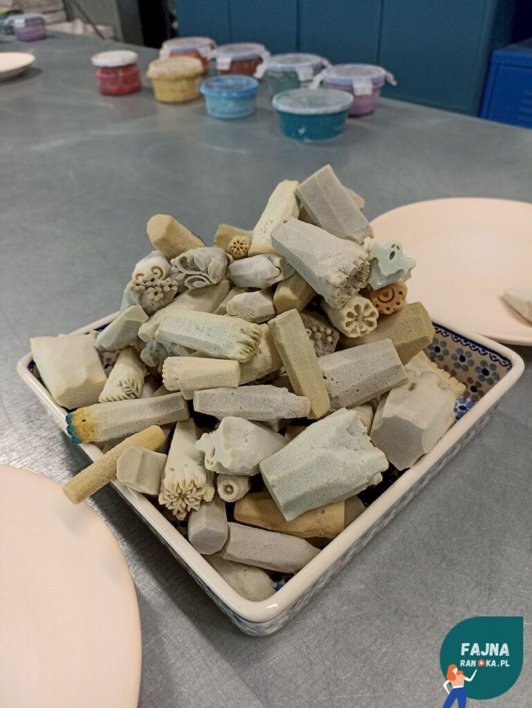 Stemple używane przy zdobieniu ceramiki w Żywym Muzeum Ceramiki w Bolesławcu.